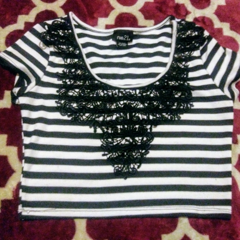 Short shirt with midriff show
